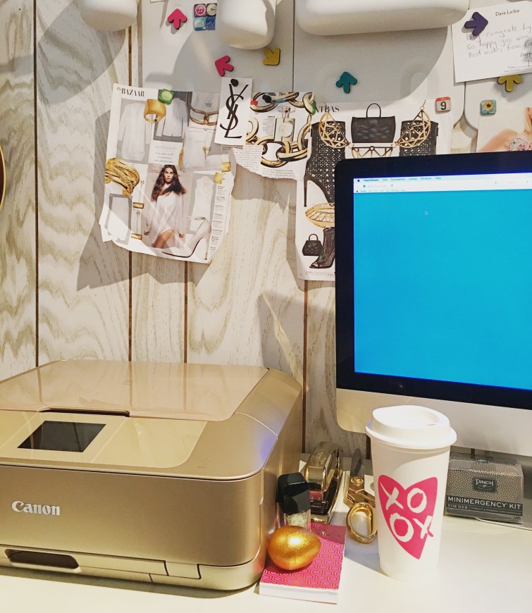 Voll im kreativen Einsatz - im kleinen Büro mit der passenden Ausstattung und Drucker sowie Zubehör! Bild: @designbylyn via Twenty20